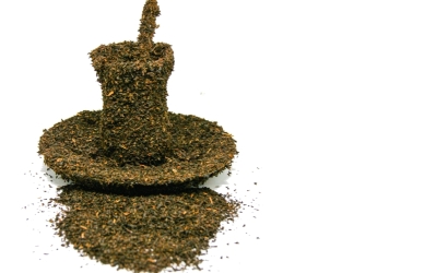 Çaydan çay bardağı